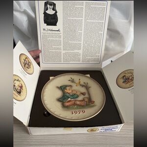 Goebel Hummel Plate - 1979 Singing Lesson, in original box NIB
